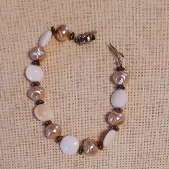 Vintage Beaded Bracelet Small Beige Cream Pearl Glass Beads 7 in - Picture 1 of 6